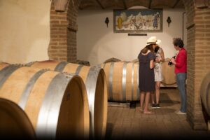 turisti del vino e degustazione turistica in cantina